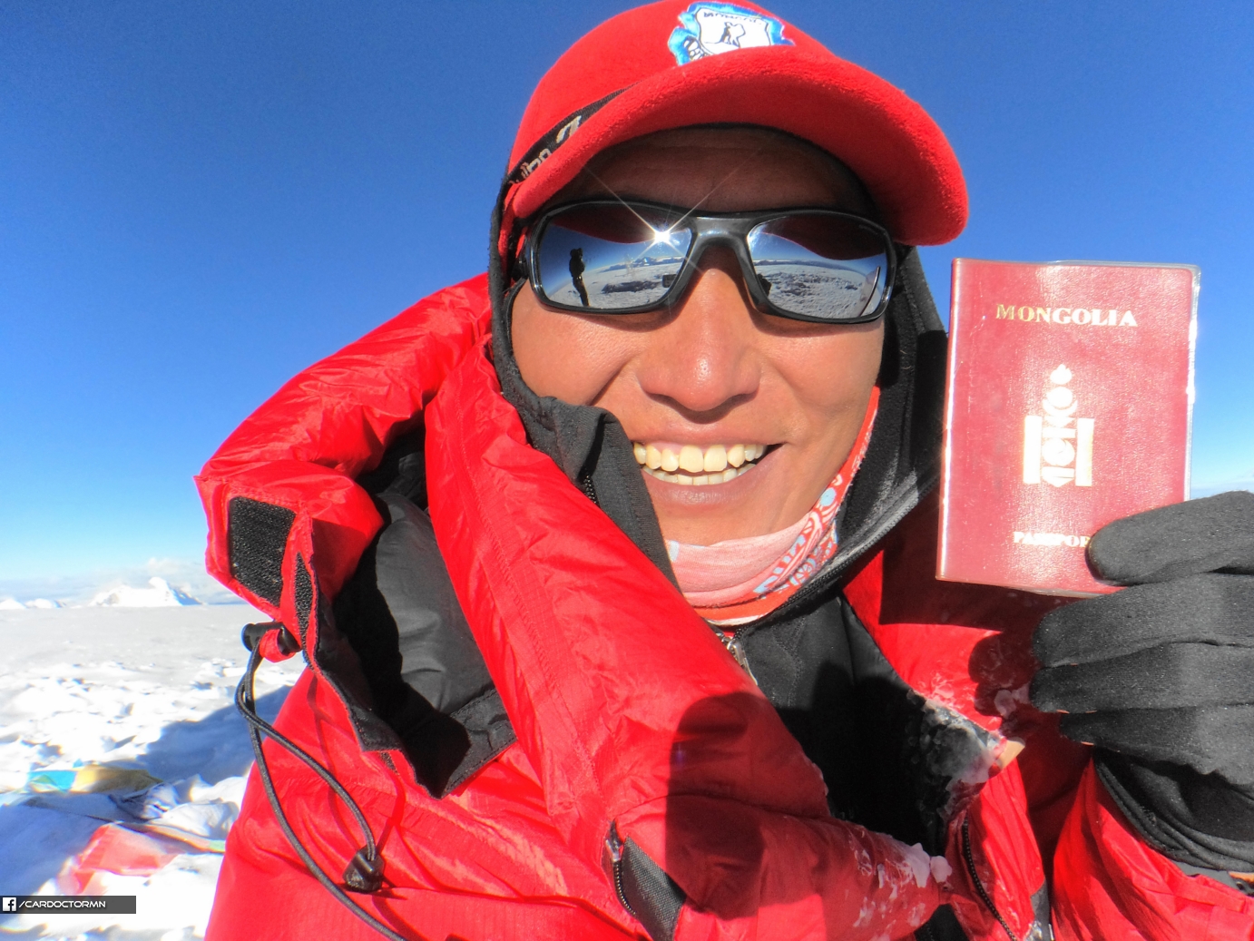 2013 оны 10-р сарын 2 өдөр. Дэлхийн 6 дахь өндөр 8201м Чо Оюу уулын оргил дээр. Гарсан оргил болгон дээр МУ-ын иргэнийхээ паспортыг авч гардаг уламжлалтай.