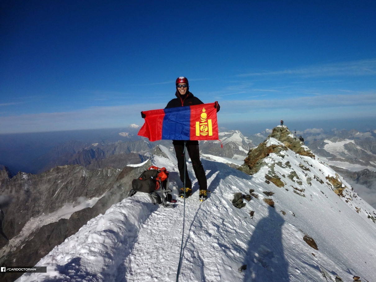 2012 оны 9-р сарын 10 өдөр. Альпын нурууны хамгийн осолтой 4478м өндөр Маттерхорны оргил Монголын далбаа анх удаа мандууллаа.